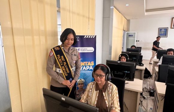 Pelayanan Satpas SIM Polresta Denpasar Berjalan Optimal, petugas Dampingi Ujian Teori Komputer.