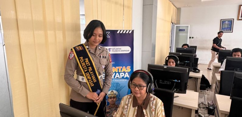 Pelayanan Satpas SIM Polresta Denpasar Berjalan Optimal, petugas Dampingi Ujian Teori Komputer.