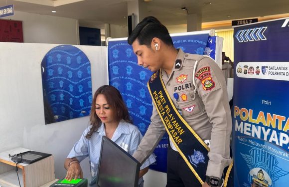 Petugas Dampingi Pemohon Saat Proses Foto SIM, Wujud Pelayanan Humanis Satpas SIM