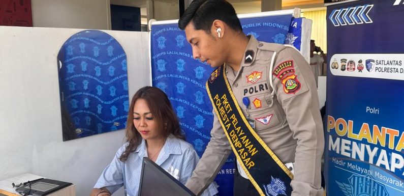 Petugas Dampingi Pemohon Saat Proses Foto SIM, Wujud Pelayanan Humanis Satpas SIM