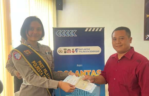 Petugas Satpas SIM Polresta Denpasar Edukasi Pemohon, Ingatkan Pentingnya Tertib Berlalu Lintas.