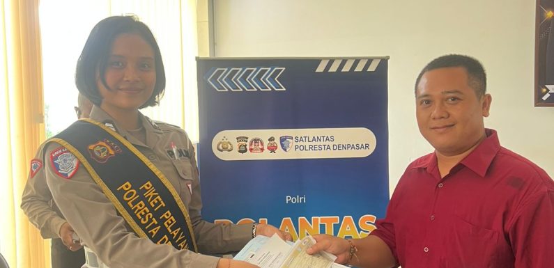 Petugas Satpas SIM Polresta Denpasar Edukasi Pemohon, Ingatkan Pentingnya Tertib Berlalu Lintas.