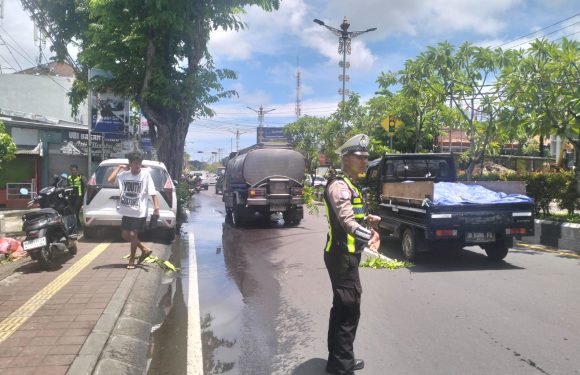 Truk Tangki Mogok di Simpang Siligita, Unit Lantas Polsek Kuta Selatan Lakukan Pengaturan Intensif.