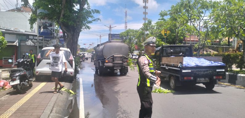 Truk Tangki Mogok di Simpang Siligita, Unit Lantas Polsek Kuta Selatan Lakukan Pengaturan Intensif.