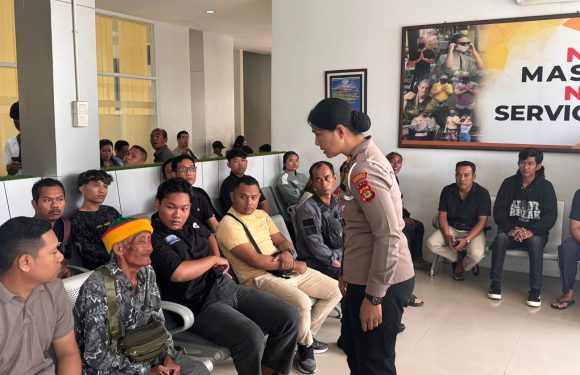 Satpas SIM Polresta Denpasar Beri Pendampingan dan Edukasi Tertib Berlalu Lintas kepada Pemohon SIM