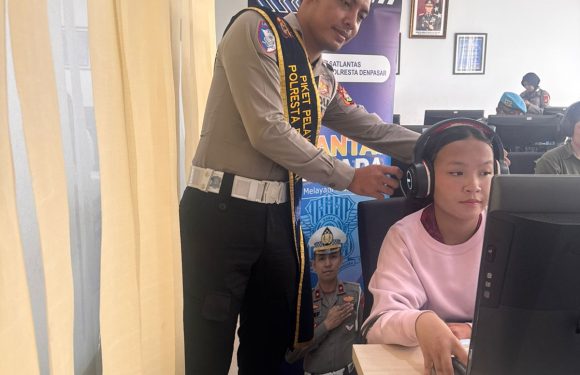 Pelayanan Humanis Satpas SIM Polresta Denpasar, Petugas Sigap Dampingi Pemohon Ujian Teori.