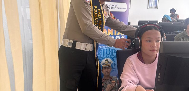 Pelayanan Humanis Satpas SIM Polresta Denpasar, Petugas Sigap Dampingi Pemohon Ujian Teori.