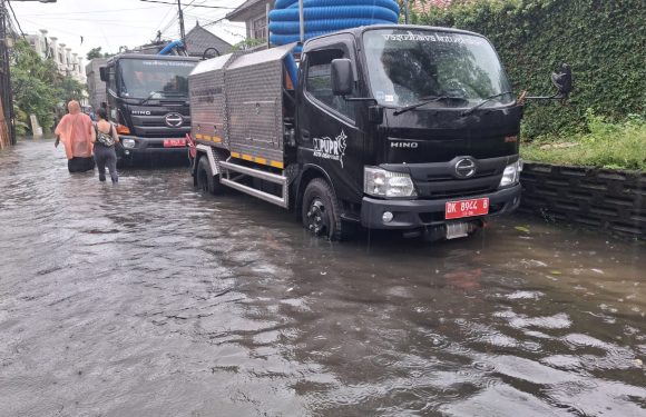 Bhabinkamtibmas Kelurahan Sanur Laksanakan Pemantauan Genangan Air di Jalan Bumi Ayu.
