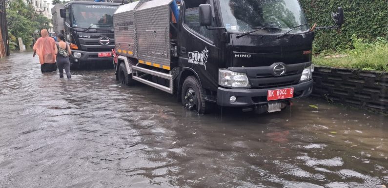 Bhabinkamtibmas Kelurahan Sanur Laksanakan Pemantauan Genangan Air di Jalan Bumi Ayu.