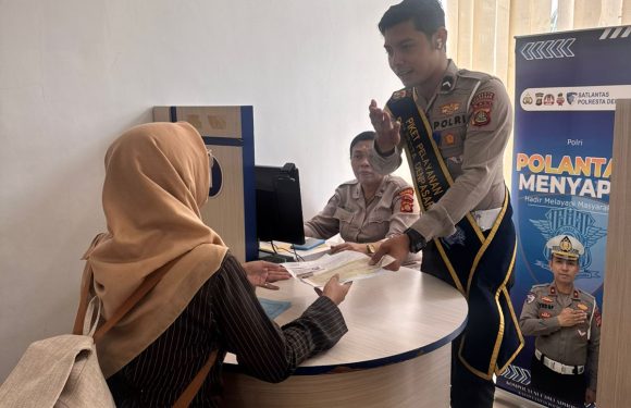 Pelayanan Humanis Satpas SIM Polresta Denpasar, Petugas Dampingi Pemohon Saat Pendataan Identitas.