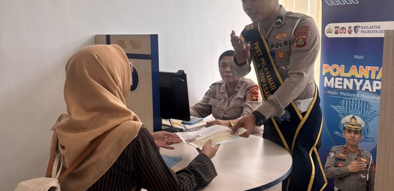 Pelayanan Humanis Satpas SIM Polresta Denpasar, Petugas Dampingi Pemohon Saat Pendataan Identitas.