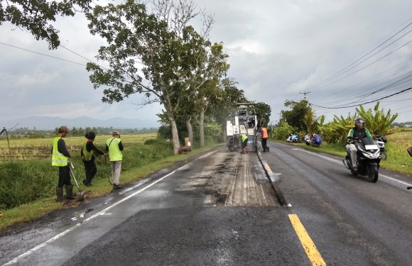 Menjelang Hari Raya idul Fitri Jalan Nasional Denpasar – Gilimanuk di Perbaiki.