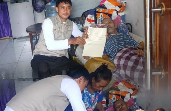 Petugas “ Kayangan” Kantah Kota Denpasar Antar Langsung Sertipikat Elektronik ke Kediaman Bapak Made Yudiasa.