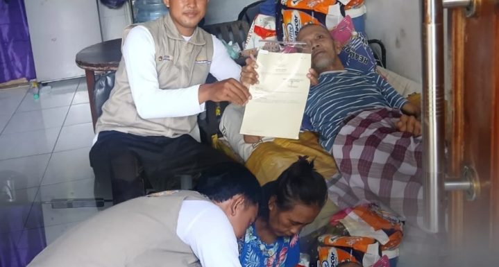 Petugas “ Kayangan” Kantah Kota Denpasar Antar Langsung Sertipikat Elektronik ke Kediaman Bapak Made Yudiasa.