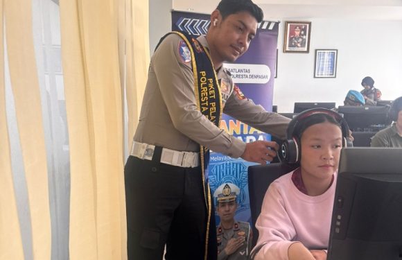 Pelayanan Humanis Satpas SIM Polresta Denpasar, Petugas Sigap Dampingi Pemohon Ujian Teori.