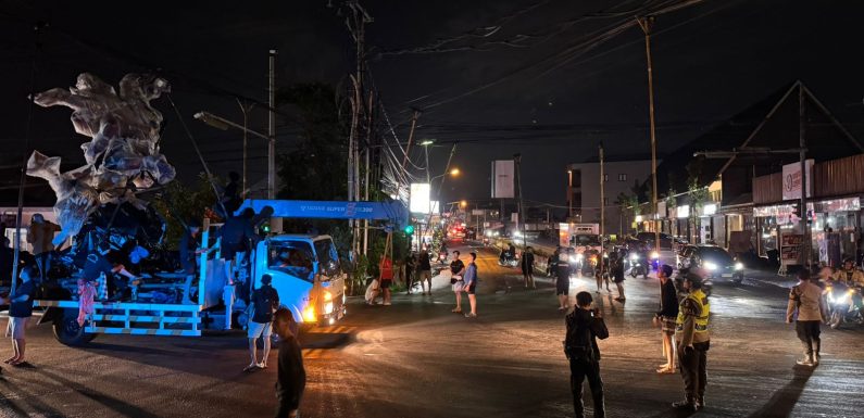 Personel Polsek Denpasar Barat Pam Keberangkatan Ogoh-Ogoh Kuta Selatan Menuju Festival Puspem Badung 2026.