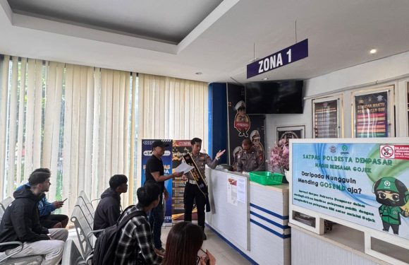 Satpas Polresta Denpasar Gelar Sosialisasi Tertib Berlalu Lintas kepada Pemohon SIM.