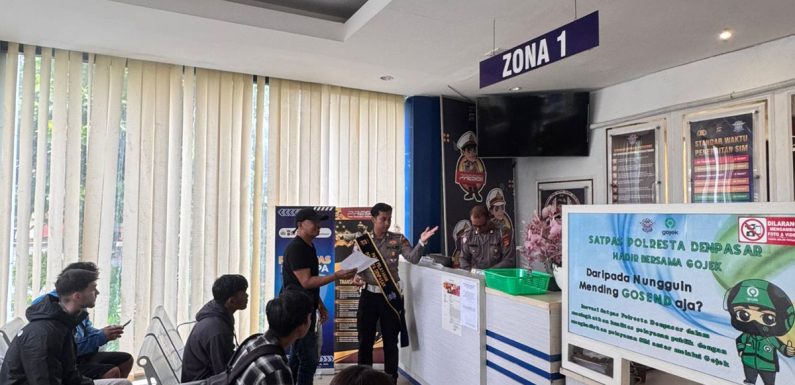 Satpas Polresta Denpasar Gelar Sosialisasi Tertib Berlalu Lintas kepada Pemohon SIM.