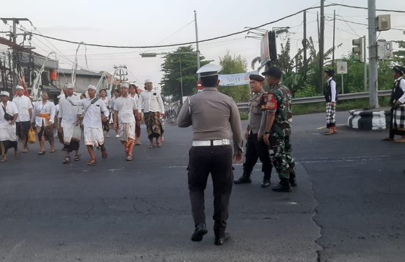Personel Polsek Denpasar Selatan Bersinergi Amankan Upacara Melasti di Sejumlah Pantai Wilayah Denpasar Selatan.