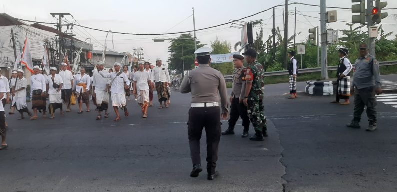 Personel Polsek Denpasar Selatan Bersinergi Amankan Upacara Melasti di Sejumlah Pantai Wilayah Denpasar Selatan.