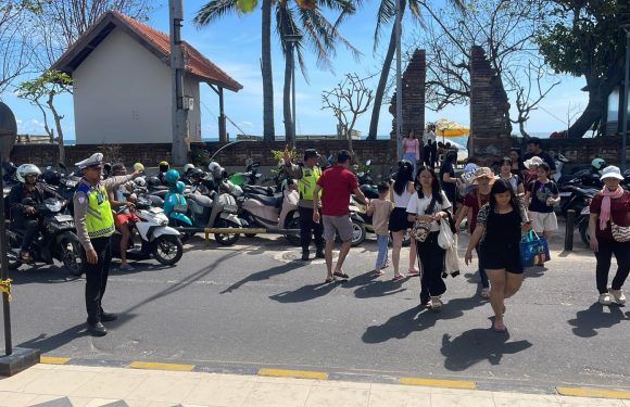 Ops Ketupat Agung 2026: Personel Intensifkan Pengaturan Lalin di Jalan Pantai Kuta demi Kenyamanan Wisatawan.