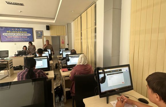 Satpas SIM Polresta Denpasar Berikan Pendampingan dan Edukasi Tertib Berlalu Lintas kepada Pemohon