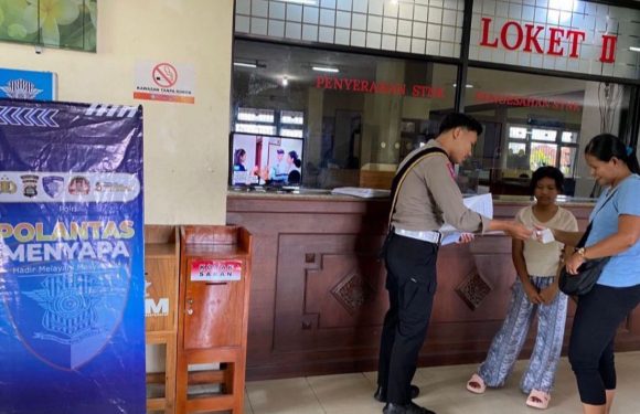 Satuan Regident Polres Tabanan Berikan Layanan Humanis, Mudah, Cepat dan Transparan Kepada Masyarakat Melalui layanan STNK Pada UPTD Samsat Tabanan.
