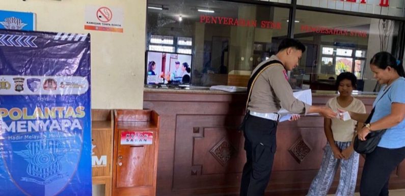 Satuan Regident Polres Tabanan Berikan Layanan Humanis, Mudah, Cepat dan Transparan Kepada Masyarakat Melalui layanan STNK Pada UPTD Samsat Tabanan.