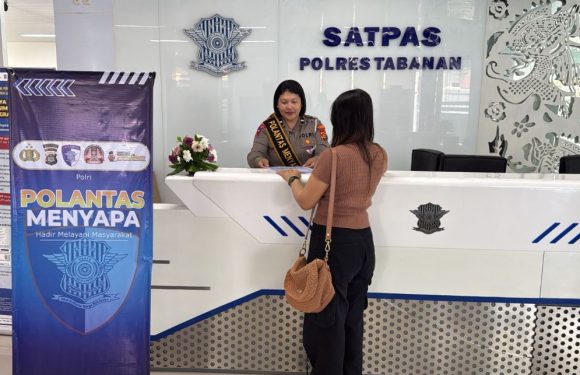 Melalui Polantas Menyapa, Petugas Satpas SIM Polres Tabanan Berikan Pelayanan Humanis dan Transparan kepada Pemohon SIM.