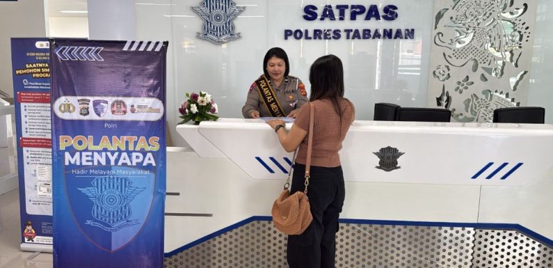 Melalui Polantas Menyapa, Petugas Satpas SIM Polres Tabanan Berikan Pelayanan Humanis dan Transparan kepada Pemohon SIM.