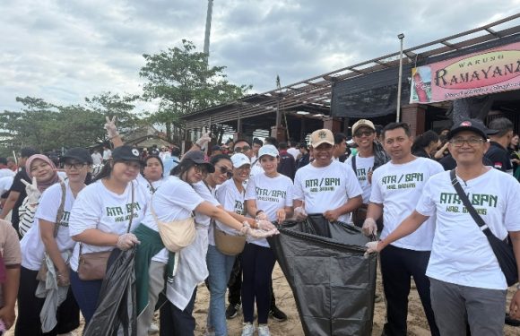 Aksi Bersih bersih Lingkungan di Pantai Jimbaran Yang Digelar Kantor Pertanahan Kabupaten Badung Dihadiri Menteri Lingkungan Hidup Dr. Hanif Faisol Nurofiq.