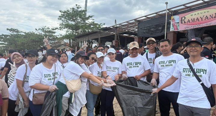 Aksi Bersih bersih Lingkungan di Pantai Jimbaran Yang Digelar Kantor Pertanahan Kabupaten Badung Dihadiri Menteri Lingkungan Hidup Dr. Hanif Faisol Nurofiq.
