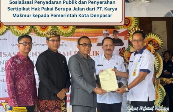 Kepala Kantor Pertanahan Kota Denpasar yang diwakili  Kepala Seksi Penetapan Hak dan Pendaftaran Gelar penyerahan sertipikat hak pakai berupa jalan dari PT Karya Makmur kepada Pemerintah Kota Denpasar.