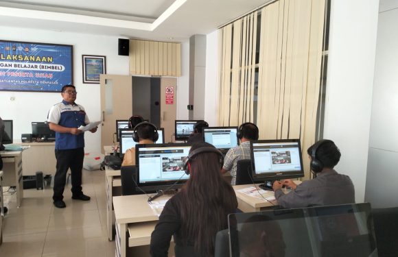 Pelayanan Prima Satpas SIM Polresta Denpasar di Zona 5 Ujian Teori, Pemohon Diberikan Imbauan Tertib Berlalu Lintas.