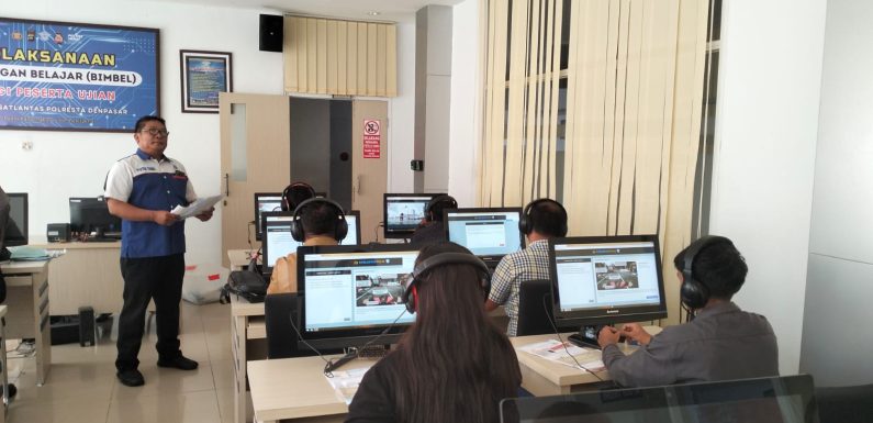 Pelayanan Prima Satpas SIM Polresta Denpasar di Zona 5 Ujian Teori, Pemohon Diberikan Imbauan Tertib Berlalu Lintas.