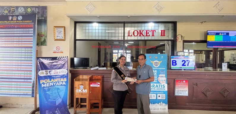 Masyarakat Apresiasi Kinerja Satuan Regident Polres Tabanan Pada Pelayanan STNK di Kantor UPT Samsat Tabanan.