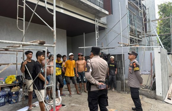 Sambang Kamtibmas di Proyek Villa, Polsek Denpasar Barat Ajak Pekerja Jaga Keamanan Lingkungan.