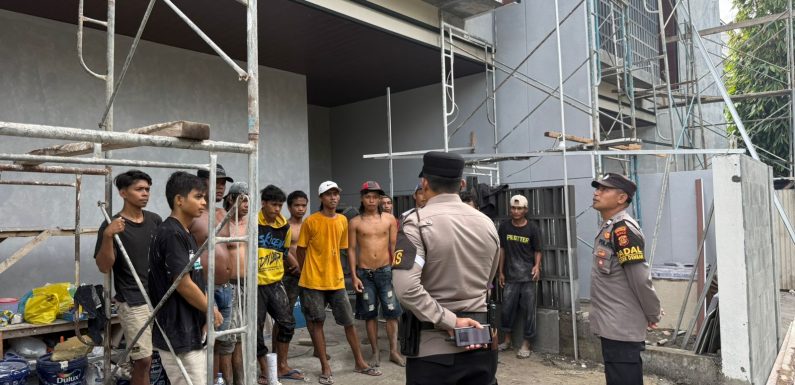 Sambang Kamtibmas di Proyek Villa, Polsek Denpasar Barat Ajak Pekerja Jaga Keamanan Lingkungan.
