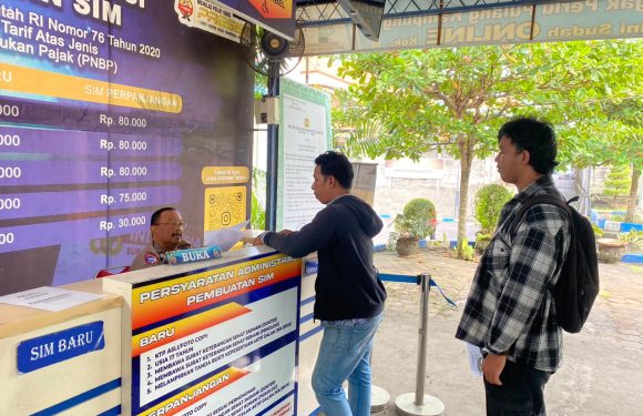 Pelayanan Humanis, Petugas Satpas SIM Polresta Denpasar Aktif Berikan Arahan kepada Pemohon.
