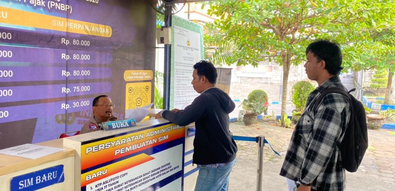 Pelayanan Humanis, Petugas Satpas SIM Polresta Denpasar Aktif Berikan Arahan kepada Pemohon.