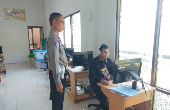 Pelayanan Prima Satpas SIM Polres Jembrana, Petugas Berikan Pendampingan Maksimal untuk Pemohon Pada Ujian Teori.