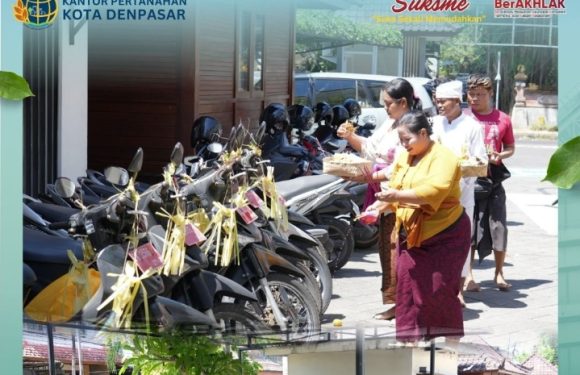 Krama Hindu Kantor Pertanahan Kota Denpasar melaksanakan Persembahyangan Bersama Dalam rangka Memperingati Hari Suci Tumpek Landep.