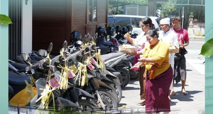 Krama Hindu Kantor Pertanahan Kota Denpasar melaksanakan Persembahyangan Bersama Dalam rangka Memperingati Hari Suci Tumpek Landep.