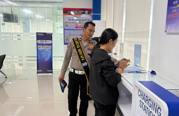 Pelayanan Humanis Satpas SIM Polres Tabanan, Petugas Berikan Pendampingan Kepada Pemohon Saat Verifikasi Data Identitas.