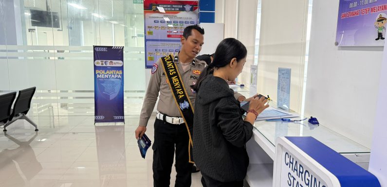 Pelayanan Humanis Satpas SIM Polres Tabanan, Petugas Berikan Pendampingan Kepada Pemohon Saat Verifikasi Data Identitas.