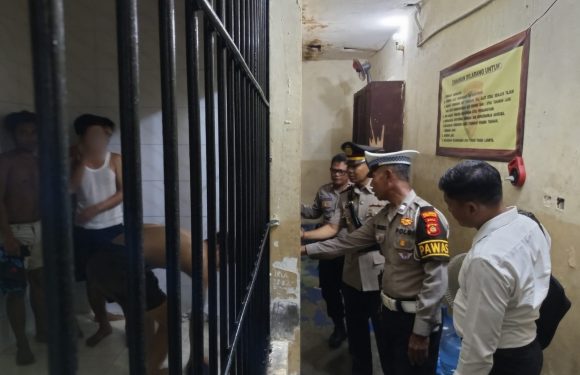 Hari Pertama Menjabat, Kapolsek Dentim Langsung Tinjau Ruang Tahanan dan Bangunan Mako Polsek