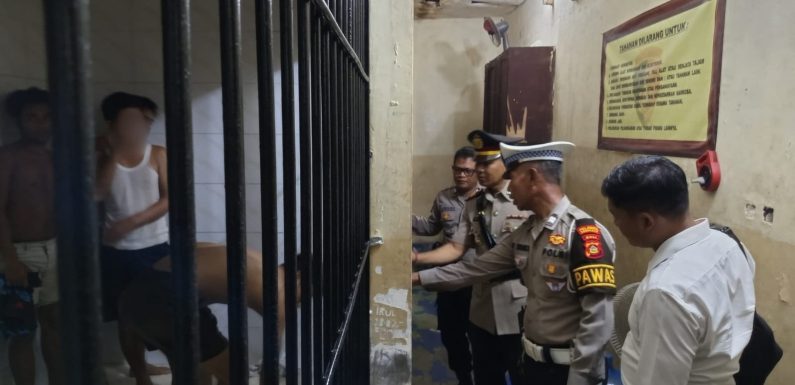 Hari Pertama Menjabat, Kapolsek Dentim Langsung Tinjau Ruang Tahanan dan Bangunan Mako Polsek