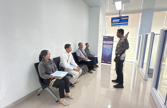 Pelayanan Humanis Satpas SIM Polres Tabanan, Petugas Berikan Arahan dan Pendampingan Kepada Pemohon SIM.