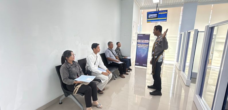 Pelayanan Humanis Satpas SIM Polres Tabanan, Petugas Berikan Arahan dan Pendampingan Kepada Pemohon SIM.