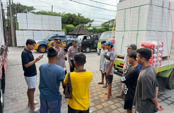 Patroli Sambang Kamtibmas Polsek Denbar Rangkul Sopir dan Kondektur UD. SAM, Wujudkan Situasi Aman dan Kondusif
